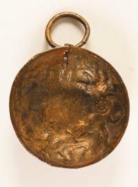 إناء نحاسي صغير عليه نقوش وله حلقة في جانبه يعود للفترة من 250 ق.م الى 400 م.