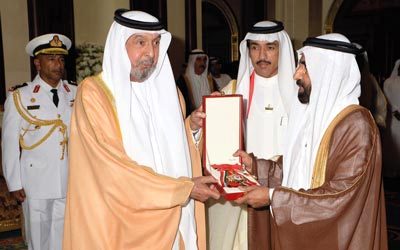 رئيس الدولة يسلم الجائزة إلى سعيد محمد الرقباني.