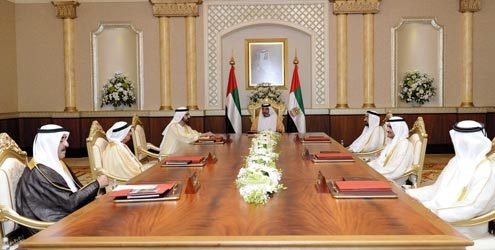 خليفة مترأساً اجتماع المجلس الأعلى للاتحاد في قصر الضيافة بأبوظبي بحضور محمد بن راشد. وام