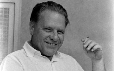 لا يحبس إبراهيم عبدالمجيد تجربته داخل المساحة المعهودة عن المدينة، ينطلق إلى ما وراء ذلك، تتسع الإسكندرية لتصل إلى العامرية ومرسى مطروح والعلمين وبرج العرب، وغيرها من المناطق المتاخمة، أو الفضاءات الملحقة بالمدينة الأم.