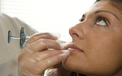 توجد نوعيات جديدة من مواد ملء التجاعيد يُمكن تحملها على نحو أفضل من المواد المحتوية على الجزيئات المكونة من اللدائن.