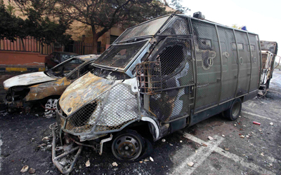 سيارات شرطة محترقة عقب مواجهات بين قوات الأمن وطلبة جامعة الأزهر، أمس.  رويترز