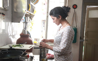 ليلة أمس هي السادسة في عمر المهرجان، جاءت هندية، مع حضور عدد من وجوه السينما الهندية، وفيلم «صندوق الغداء»، الذي اختير لعرض افتتاح الليلة، لتستحضر صورته الذهنية هذا المشهد المألوف، للأواني المتتالية من الطعام، بشكل عمودي رأسي، والشائعة بشكل خاص في أوساط العمال. الإمارات اليوم