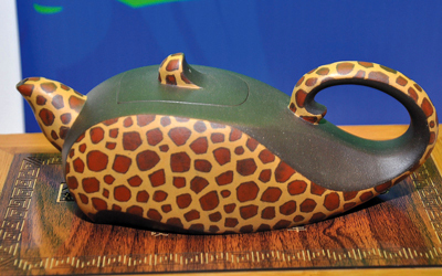 القطع الفنية المشاركة قام بتصنيعها كبار فناني النحت والخزف في الصين.