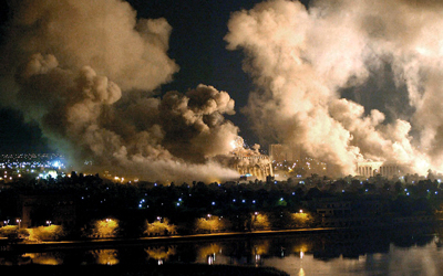 قصف بغداد في 2003 شكل محطة في سرد عالية ممدوح، إذ رأت ابنة «الأعظمية» عاصمة بلادها وهي تحت رحمة راجمات الصواريخ.