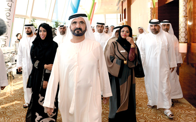 محمد بن راشد يتجوّل في المعرض الذي أقيم على هامش «المنتدى». الإمارات اليوم