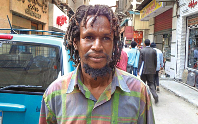 الروائي والفنان التشكيلي السوداني، محمد بهنس، كان وجهاً مألوفاً لمرتادي وسط القاهرة قبل وفاته. من المصدر