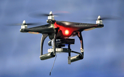 طائرات المراقبة الصغيرة تحلق في أجواء الملاعب.   تصوير: باتريك كاستيلو