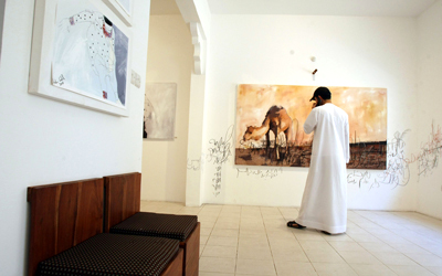 تقدم لوتاه من خلال المعرض علاقة الفنان ببلده وتجسد نظرتها وعشقها للإمارات. تصوير: أسامة أبوغانم