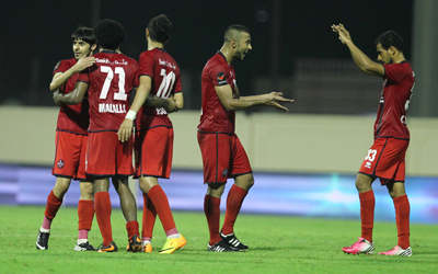 الشعب حقق فوزاً مهماً على دبي في دوري الخليج العربي.    تصوير: أسامة أبوغانم