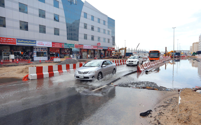 تجمعات المياه حرمت أصحاب مركبات من الوصول إلى سياراتهم. تصوير: أشوك فيرما