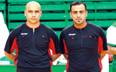 النعيمي ورفيق دربه بالتحكيم عمر الزبير في مشاركات سابقة. أرشيفية