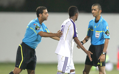 قضاة الملاعب يشتكون عدم تبديل قمصانهم التي يرتدونها خلال قيادتهم للمباريات. الإمارات اليوم