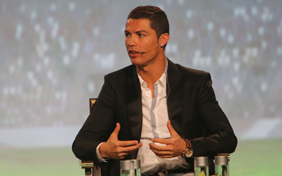 رونالد نال الجائزة مبكرا بسبب ظروف سفره. تصوير: مصطفى قاسمي