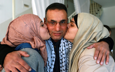 مشاعر الفرحة امتزجت بالدموع لحظة لقاء الأهل أبنائهم المعتقلين المفرج عنهم.