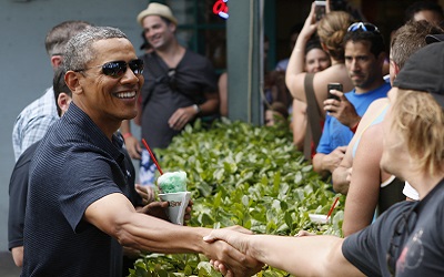 أوباما، قال لمجموعة من الناس اقتربوا منه "أتمنى لكم عاما جديدا رائعا". الصور من الوكالات