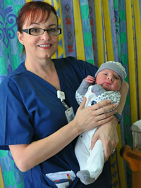 «عبدالله» أبصر النور الساعة 00.09 من العام الجديد 2014 في مستشفى الكورنيش. من المصدر