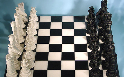 يجيد لعبة الشطرنج ويتحدى أي منافس للفوز عليه.