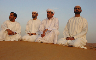 بن هزيم مع أصدقائه في رحلة برية. الإمارات اليوم