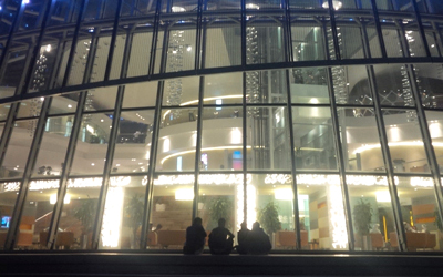 جانب من بعض الجماهير العربية التي ظلت تنتظر خروج نجوم الريال خارج فندق الشعلة بالدوحة. الإمارات اليوم