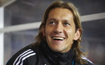 النجم السابق للريال سالغادو الوحيد الذي توقف لالتقاط الصور والتوقيع للمشجعين.