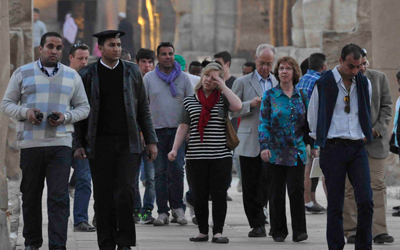 آشتون أثناء تجوالها في الأقصر محاطة بأفراد أسرتها.

الإمارات اليوم