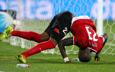 غرافيتي يحتفل على طريقته بعد تسجيله هدفاً في شباك الظفرة. تصوير: أسامة أبوغانم