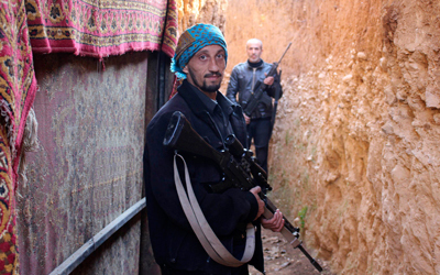مقاتل من "الجيش الحر"مع سلاحه في الغوطة الشرقية .رويترز