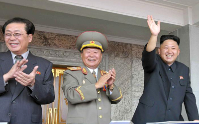 كيم جونغ أون أعدم زوج عمته جانغ سونغ شايك « يسار».

أرشيفية