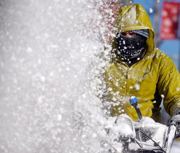 تشهد الولايات المتحدة الاميركية عواصف ثلجية قوية مصحوبة برياح عاتية مع انخفاض درجات الحرارة الى مستويات جليدية وصلت 23 تحت الصفر في نيويورك .وكالات