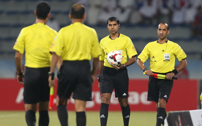 تجربة الحكمين الإضافيين في طريقها إلى التطبيق في الدور الثاني من دوري الخليج العربي لكرة القدم. تصوير: أسامة أبوغانم