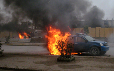 حرق سيارات ومراكز شرطة في الفلوجة. إي.بي.إيه