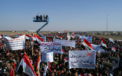 تظاهرات واعتصام الرمادي في ديسمبر الماضي قبيل اندلاع الاشتباكات على خلفية فض الاعتصام.  رويترز