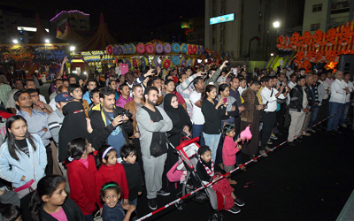 العروض تحظى بتفاعل كبير من رواد «الرقة».   من المصدر