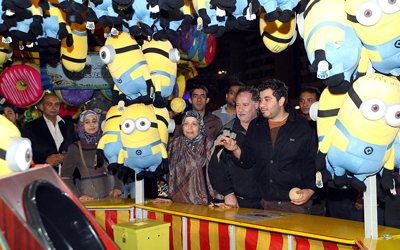 فعاليات ترفيهية متنوعة في شارع الرقة.  من المصدر