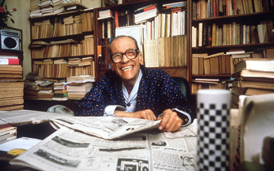 استثمر أصلان فرصة عيد ميلاد «العم نجيب»، كما كان يسميه، وكتب: «أنت هنا يا عم نجيب فالدنيا إذن مازالت بخير وطيبة».