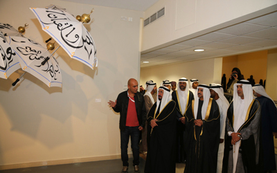 حاكم الشارقة خلال جولته في أروقة المعرض.    تصوير: عبد الله حسن