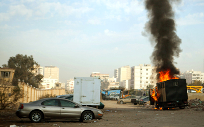 أنصار مرسي يشتبكون مع الشرطة ويحرقون إحدى سياراتها في مدينة نصر.  أ.ف.ب