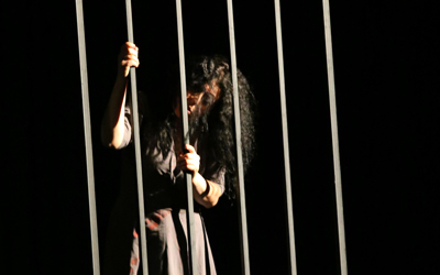 المسرحية تفتح باب زنزانة «سركاجي» في أواخر عام 1961.