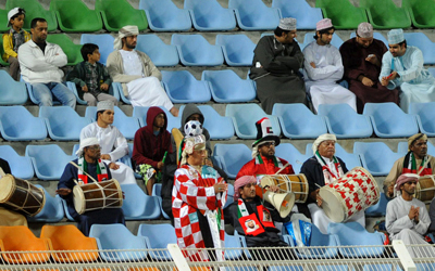حرية مع 8 مشجعين إماراتيين يدعمون المنتخب في مباراة سورية. من المصدر