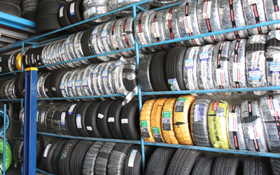 «الوزارة» أجرت حملات سحب لإطارات سيارات العام الماضي. تصوير: مصطفى قاسمي