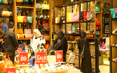 مراكز التسوق وجهات مرغوبة خلال مهرجان دبي للتسوق والتنوع الغني من العروض والفعاليات التي تحتضنها المراكز يساهم في جذب السياح والزوار. من المصدر