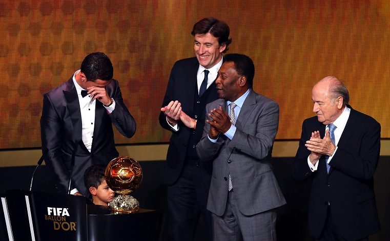 وتقدم رونالدو (28 عاما) على الارجنتيني ليونيل ميسي نجم برشلونة الاسباني الفائز بالجائزة في السنوات الاربع الماضي، والفرنسي فرانك ريبيري صانع العاب بايرن ميونيخ الالماني صاحب الخماسية في العام الماضي