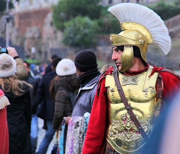 إيطالي في زي مقاتل روما