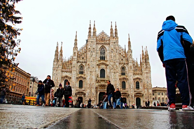 ساحة الدومو الشهيرة في ميلان