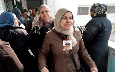 مشاركة نسائية كبيرة في الاستفتاء على الدستور.  إي.بي.إيه