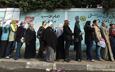 طابور طويل من السيدات للإدلاء بأصواتهن في اليوم الأول من الاستفتاء على الدستور الجديد في مصر. ا.ف.ب