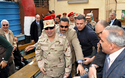 السيسي يتفقد أحد مراكز التصويت في الاستفتاء على الدستور. إي.بي.أيه