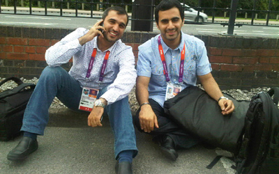 طارق الحمادي مع زميله المذيع عبدالله الكعبي في مناسبة سابقة. من المصدر