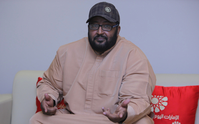 حسين «شمشون العرب»: «توارث أفراد أسرتنا عن الوالد علي حسن محمد موهبة القيام باستعراضات خارقة منوعة كسحب شاحنات تزن الأطنان بالأسنان والشعر لمسافات طويلة، ومرور سيارات ضخمة الحجم تزن الكثير على اليد والسير لمسافات طويلة على شظايا الزجاج المكسور، وغيرها الكثير».